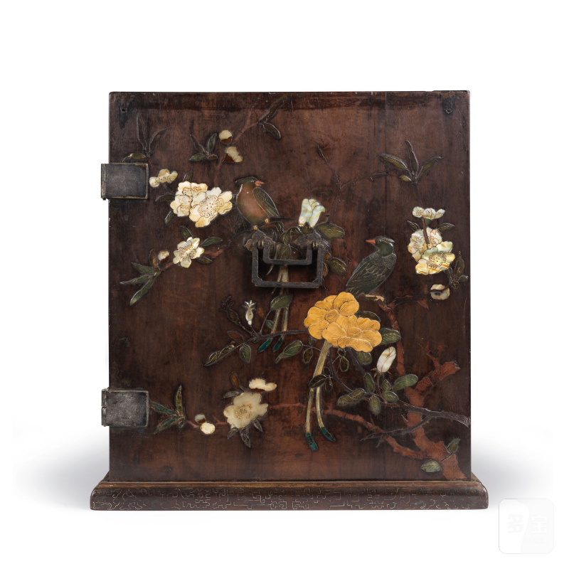 清 紫檀及硬木嵌寶櫃 | CABINET EN ZITAN ET BOIS DUR ET INCRUSTATIONS DE PIERRES DURES ET NACRE - 图13